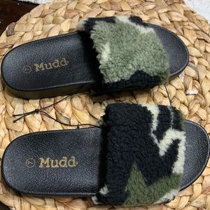 SALE ❤️NWOT Mudd camoflauge slides